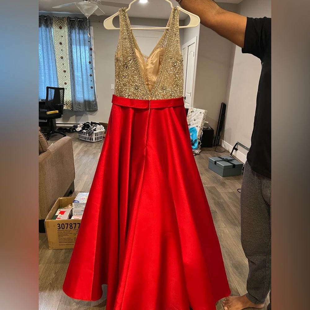 backless gown. - Picture 2 of 4